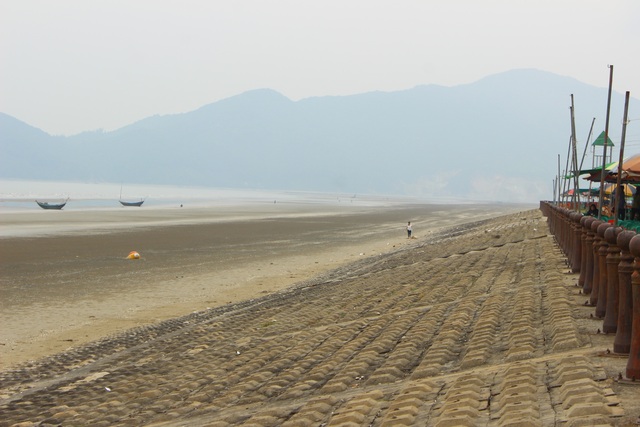 Ha Tinh Beach is deserted on vacation - 7