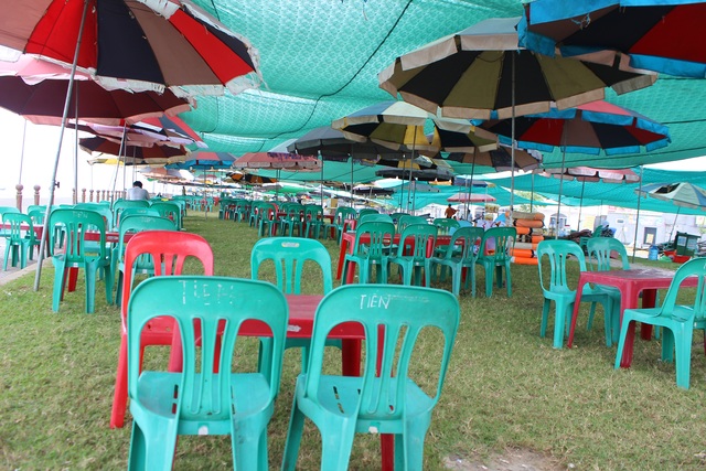 Ha Tinh Beach is deserted during the holidays - 8