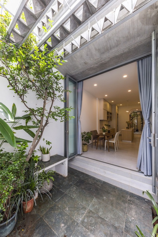Ngôi nhà ống hẹp ở Sài Gòn với mặt tiền uốn cong vô cùng ấn tượng - 4 Ngôi nhà ống hẹp ở Sài Gòn với mặt tiền uốn cong vô cùng ấn tượng - 4