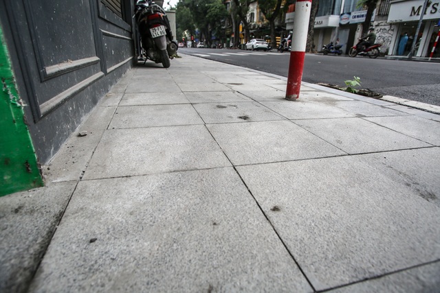 A series of sidewalks in the Hoan Kiem district are paved with natural stone - 7