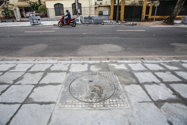 A series of sidewalks in the Hoan Kiem district are paved with natural stone - 10