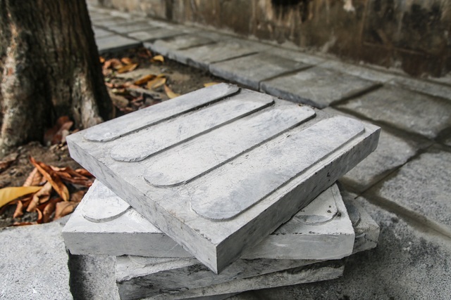 A series of sidewalks in the Hoan Kiem district are paved with natural stone - 6