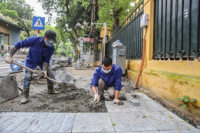 A series of sidewalks in the Hoan Kiem district are paved with natural stone - 1