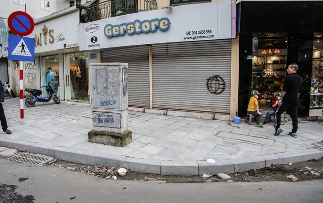 A series of sidewalks in the Hoan Kiem district are paved with natural stone - 5