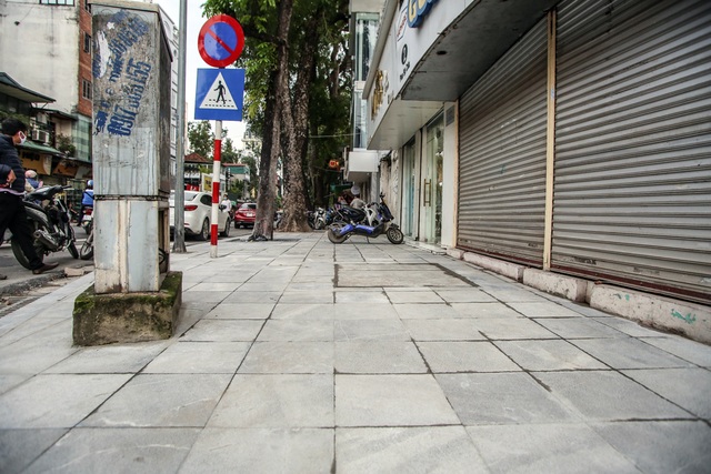 A series of sidewalks in the Hoan Kiem district are paved with natural stone - 4