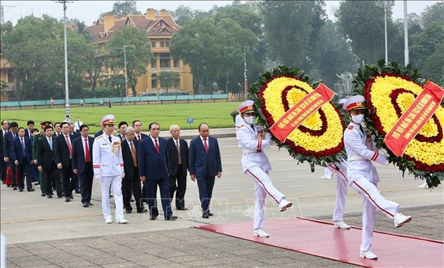 Thủ tướng vào Lăng viếng Bác nhân 45 năm Ngày thống nhất đất nước - Ảnh minh hoạ 2