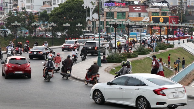 Du khách chen chân tại Đà Lạt trong dịp lễ bất chấp dịch Covid-19 - 3