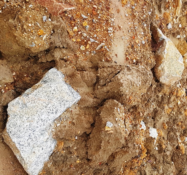 Huế: Dân bức xúc vì khu tái định cư đường cao tốc san nền lẫn đá, rễ cây - 4 Huế: Dân bức xúc vì khu tái định cư đường cao tốc san nền lẫn đá, rễ cây - 4