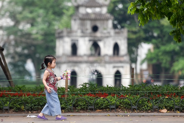 Người dân đổ về hồ Gươm vui chơi, quên đeo khẩu trang - 6 Người dân đổ về hồ Gươm vui chơi, quên đeo khẩu trang - 6