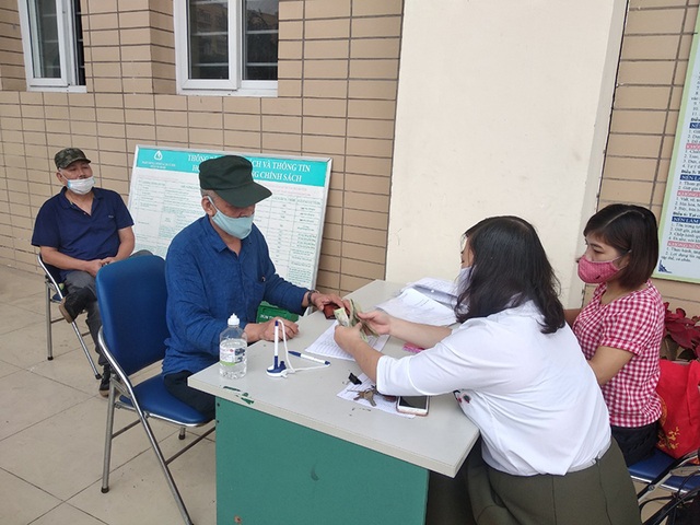 Trao tiền hỗ trợ Covid-19 đến tận tay người dân quận Ba Đình, Hà Nội - 3