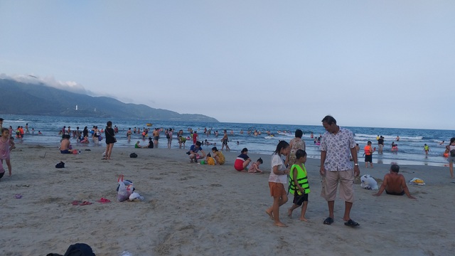 Da Nang Beach is no longer crowded on vacation - 2