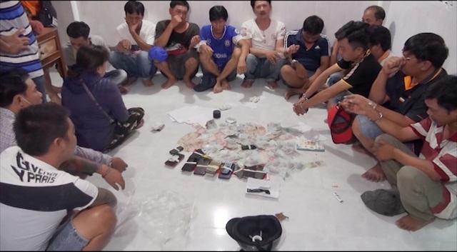 Một ngày triệt xoá 2 sòng bạc quy mô lớn, bắt giữ hàng chục đối tượng - 2 Một ngày triệt xoá 2 sòng bạc quy mô lớn, bắt giữ hàng chục đối tượng - 2