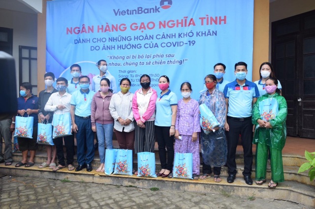VietinBank triển khai “Ngân hàng gạo nghĩa tình” hỗ trợ người dân bị ảnh hưởng dịch Covid-19 - 3 VietinBank triển khai “Ngân hàng gạo nghĩa tình” hỗ trợ người dân bị ảnh hưởng dịch Covid-19 - 3