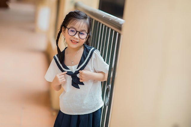 Với trang phục học sinh ngộ nghĩnh và đáng yêu, những bé gái học sinh là điểm nhấn của bất kỳ bức ảnh nào. Bạn sẽ bị cảm động bởi sự trong sáng và mischievous của chúng. Hãy xem hình ảnh để hòa mình vào thế giới vui tươi của các bé.