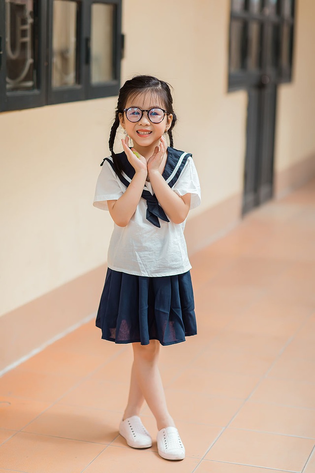 Bé gái 6 tuổi nhí nhảnh, dễ thương với bộ ảnh đồng phục học sinh - 3