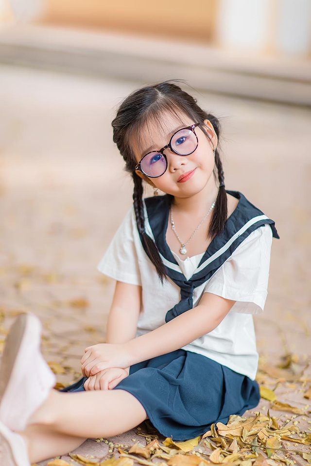 Bé gái 6 tuổi nhí nhảnh, dễ thương với bộ ảnh đồng phục học sinh ...