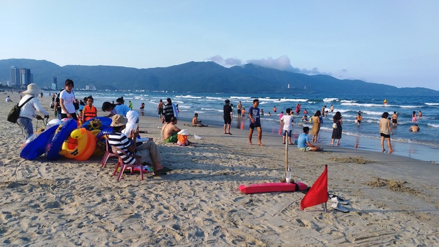 Da Nang Beach is no longer crowded on vacation - 3