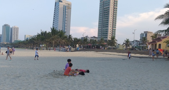 Da Nang Beach is no longer crowded on vacation - 8