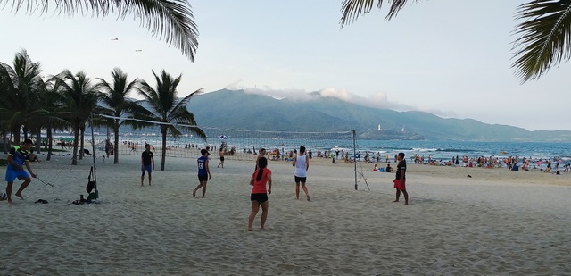 Da Nang Beach is no longer crowded on vacation - 7