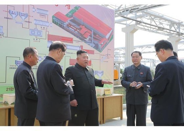 Những hình ảnh đầu tiên của ông Kim Jong-un sau 20 ngày vắng bóng