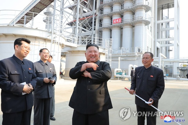 Những hình ảnh đầu tiên của ông Kim Jong-un sau 20 ngày vắng bóng