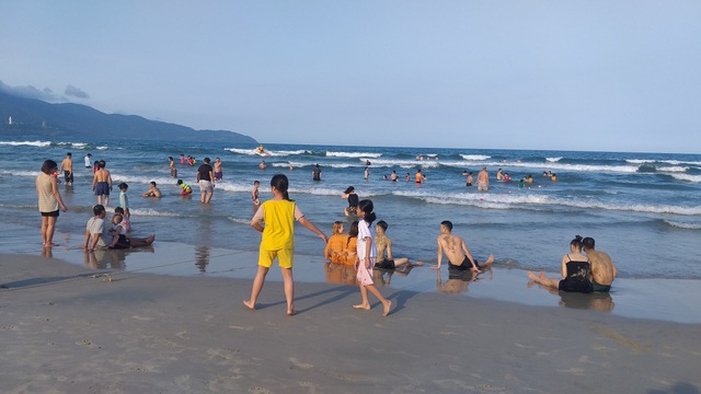 Da Nang Beach is no longer crowded on vacation - 9