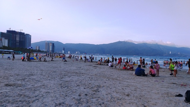 Da Nang Beach is no longer crowded on vacation - 1