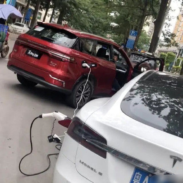 Xe chạy điện Trung Quốc cứu nguy cho xe Tesla hết điện giữa đường - 2