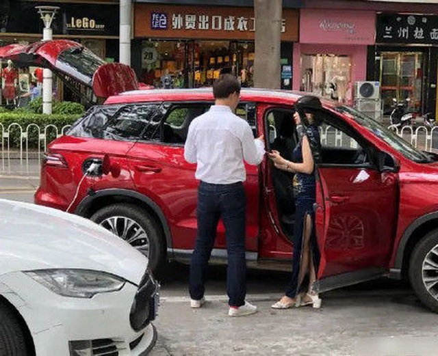 Xe chạy điện Trung Quốc cứu nguy cho xe Tesla hết điện giữa đường - 3