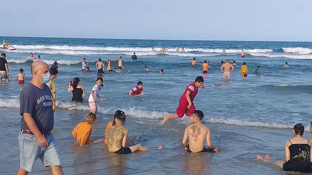 Da Nang Beach is no longer scenes of people on vacation - 4