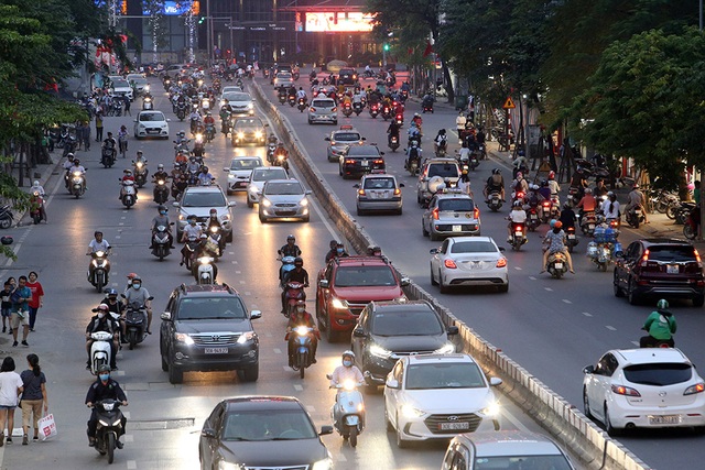 Đường phố Hà Nội đông đúc trở lại sau nghỉ lễ - 13 Đường phố Hà Nội đông đúc trở lại sau nghỉ lễ - 13