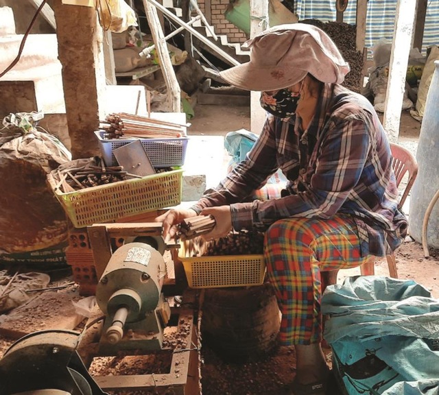 Khởi nghiệp từ nghề làm đũa thốt nốt - 1 Khởi nghiệp từ nghề làm đũa thốt nốt - 1
