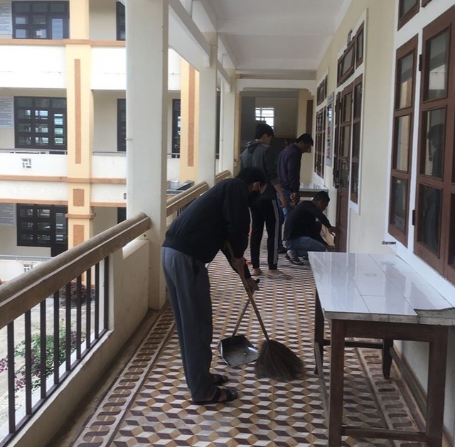 Thầy, cô dọn trường lớp, vào tận bản dạy kỹ năng phòng dịch cho học sinh - 2 Thầy, cô dọn trường lớp, vào tận bản dạy kỹ năng phòng dịch cho học sinh - 2