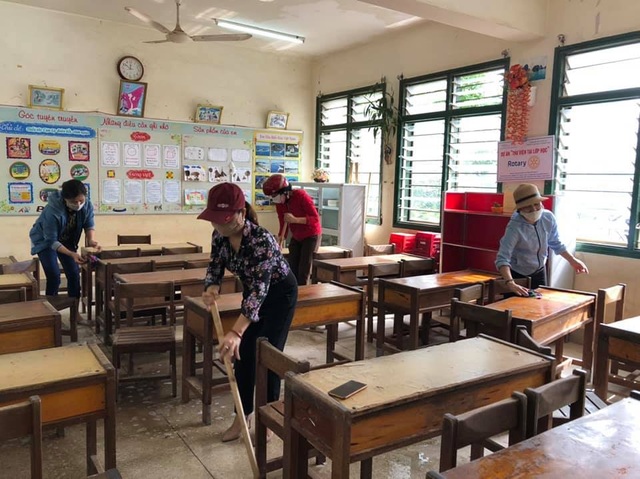 Thầy, cô dọn trường lớp, vào tận bản dạy kỹ năng phòng dịch cho học sinh - 1 Thầy, cô dọn trường lớp, vào tận bản dạy kỹ năng phòng dịch cho học sinh - 1