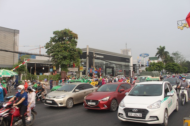 Dịch vụ xe ôm đắt khách khi dòng người ùn ùn trở lại Thủ đô - 8 Dịch vụ xe ôm đắt khách khi dòng người ùn ùn trở lại Thủ đô - 8