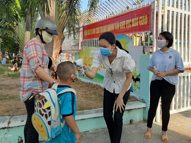 Học sinh háo hức đến sớm học buổi đầu tiên sau kỳ nghỉ dài vì Covid-19 - 7 Học sinh háo hức đến sớm học buổi đầu tiên sau kỳ nghỉ dài vì Covid-19 - 7