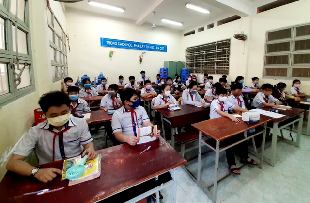 Học sinh háo hức đến sớm học buổi đầu tiên sau kỳ nghỉ dài vì Covid-19 - 8 Học sinh háo hức đến sớm học buổi đầu tiên sau kỳ nghỉ dài vì Covid-19 - 8