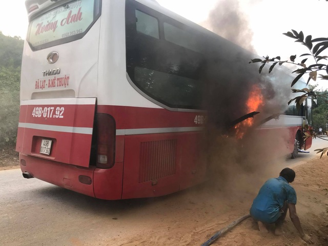 Xe khách bất ngờ bốc cháy, hàng chục người bỏ chạy tán loạn - 2 Xe khách bất ngờ bốc cháy, hàng chục người bỏ chạy tán loạn - 2
