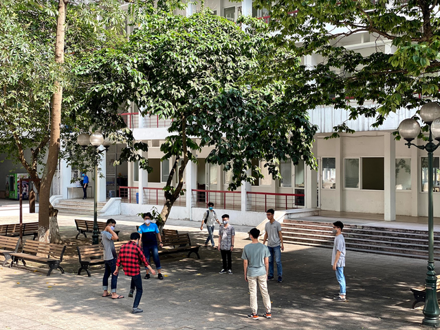 ĐH Bách khoa HN vạch sơ đồ chỗ ngồi cho SV, giãn cách 1,5m khi tiếp xúc - 8 ĐH Bách khoa HN vạch sơ đồ chỗ ngồi cho SV, giãn cách 1,5m khi tiếp xúc - 8
