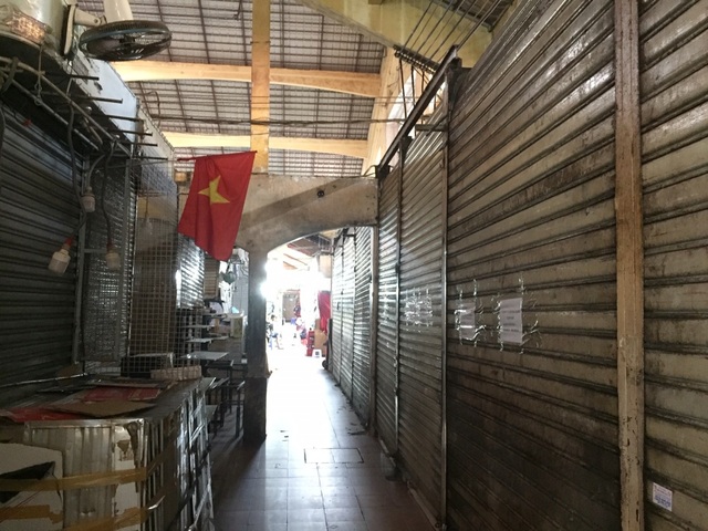 Hàng loạt quầy, sạp tại chợ Bến Thành vẫn “cửa đóng, then cài” vì ế khách - 6 Hàng loạt quầy, sạp tại chợ Bến Thành vẫn “cửa đóng, then cài” vì ế khách - 6