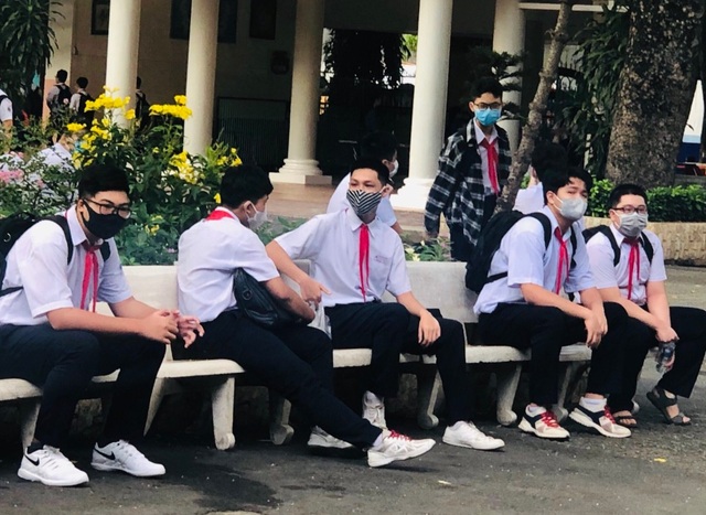 Gần 4 tháng gặp lại bạn bè, thầy cô, quyết không tay bắt mặt mừng - 2 Gần 4 tháng gặp lại bạn bè, thầy cô, quyết không tay bắt mặt mừng - 2