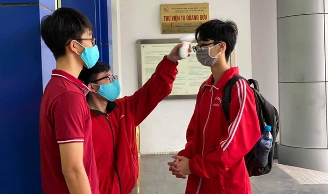 ĐH Bách khoa HN vạch sơ đồ chỗ ngồi cho SV, giãn cách 1,5m khi tiếp xúc - 2 ĐH Bách khoa HN vạch sơ đồ chỗ ngồi cho SV, giãn cách 1,5m khi tiếp xúc - 2