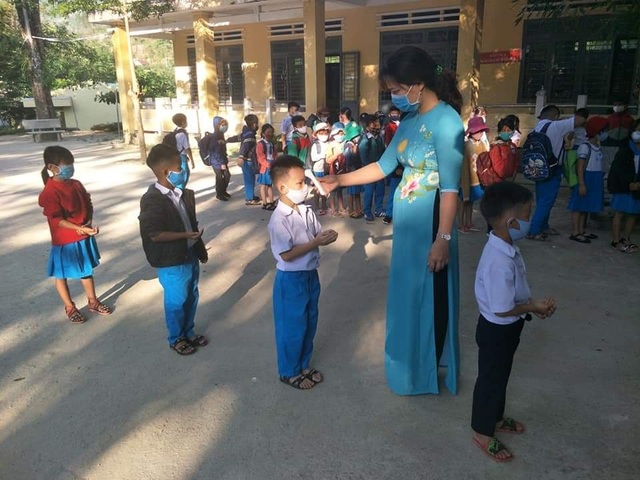 Quảng Ngãi: Ngày đầu đi học trở lại, bậc THPT vắng 837 học sinh - 2 Quảng Ngãi: Ngày đầu đi học trở lại, bậc THPT vắng 837 học sinh - 2