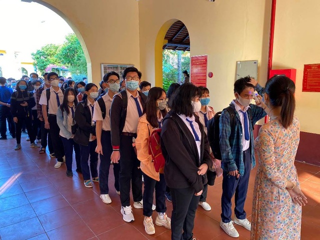 Học sinh háo hức đến sớm học buổi đầu tiên sau kỳ nghỉ dài vì Covid-19 - 10 Học sinh háo hức đến sớm học buổi đầu tiên sau kỳ nghỉ dài vì Covid-19 - 10