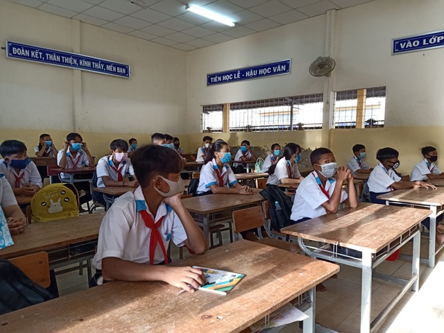 Học sinh háo hức đến sớm học buổi đầu tiên sau kỳ nghỉ dài vì Covid-19 - 4 Học sinh háo hức đến sớm học buổi đầu tiên sau kỳ nghỉ dài vì Covid-19 - 4
