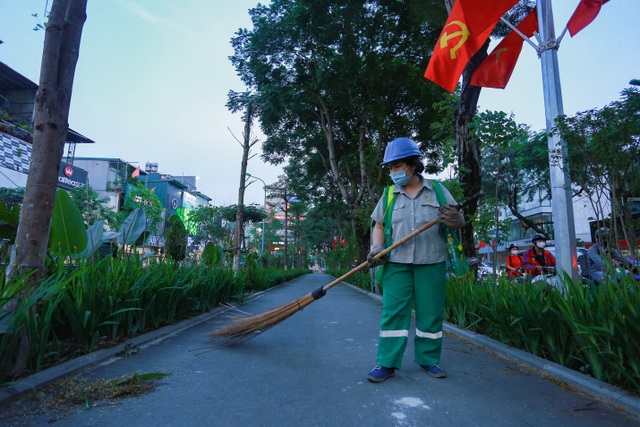 Người Hà Nội thích thú với đường đi bộ rợp cây xanh lãng mạn như phim Hàn - 12