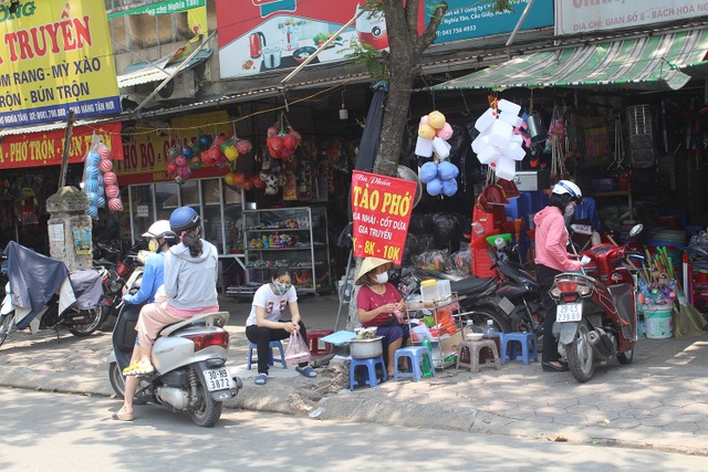 Nắng nóng, người Hà Nội ùn ùn kéo đến quán nước giải nhiệt - 2 Nắng nóng, người Hà Nội ùn ùn kéo đến quán nước giải nhiệt - 2