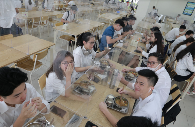 Bữa ăn bán trú đầu tiên thời Covid-19 của học sinh Hà Nội - 9 Bữa ăn bán trú đầu tiên thời Covid-19 của học sinh Hà Nội - 9