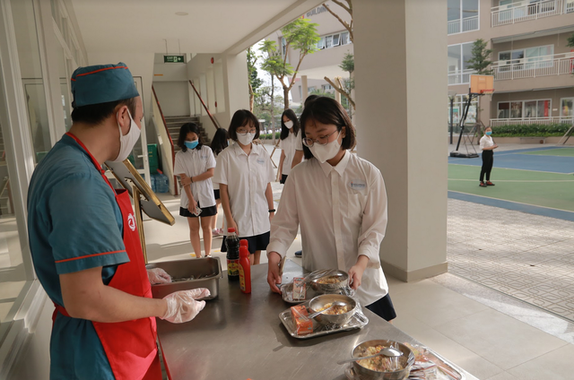 Bữa ăn bán trú đầu tiên thời Covid-19 của học sinh Hà Nội - 10 Bữa ăn bán trú đầu tiên thời Covid-19 của học sinh Hà Nội - 10