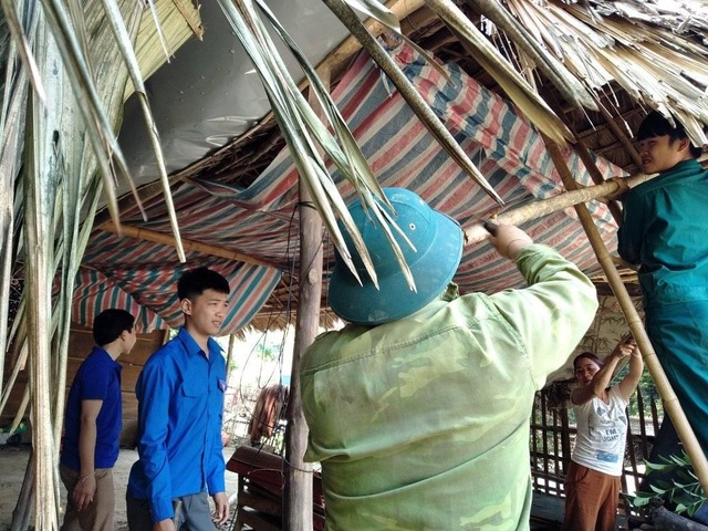 Near a tornado that devastates the Nghe village - 18 Near a tornado that devastates the Nghe village - 18